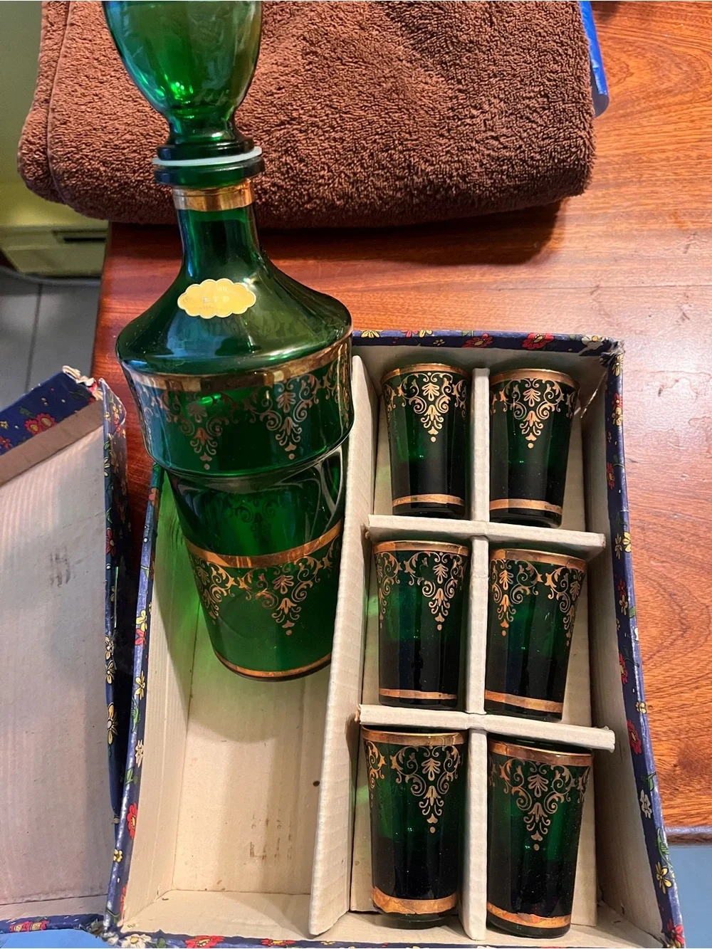 cristallerie artisanale Green Decanter and Six Shot Glasses with Gold filigree